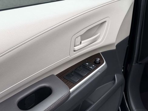 Used 2024 Toyota Sienna LE image 18