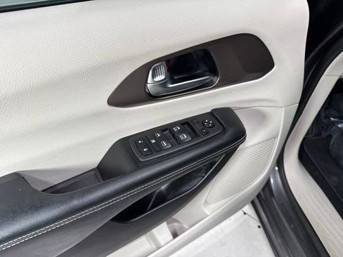 Used 2022 Chrysler Voyager LX FWD image 12
