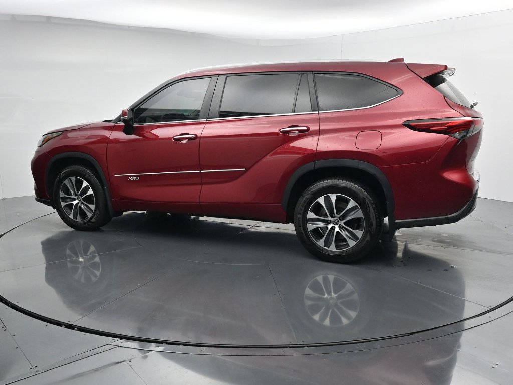 Used 2023 Toyota Highlander XLE AWD/4WD image 5