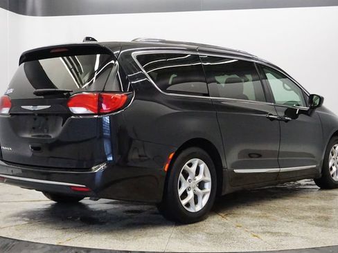 Used 2018 Chrysler Pacifica Touring-L Plus image 5
