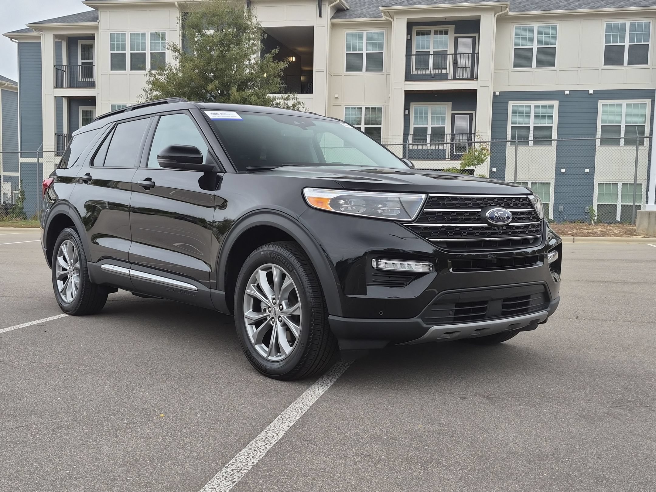 Certified 2024 Ford Explorer XLT AWD/4WD image 1