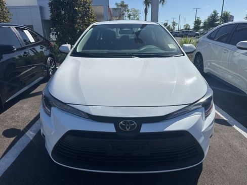 Used 2023 Toyota Corolla LE image 2