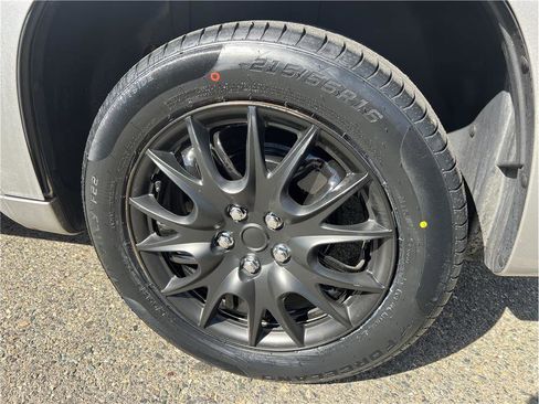 Used 2008 Chevrolet HHR LT image 14