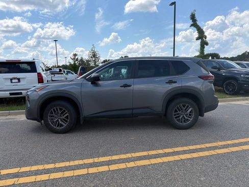 Used 2025 Nissan Rogue S FWD image 3