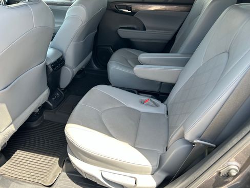 Certified 2021 Toyota Highlander Platinum AWD/4WD image 18