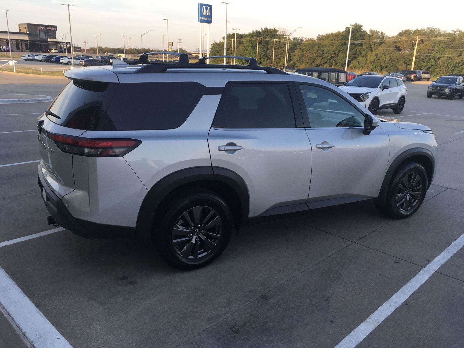 Used 2023 Nissan Pathfinder SV AWD/4WD image 10