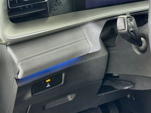Certified 2025 Volkswagen Tiguan SE w/ Panoramic Sunroof Package AWD/4WD image 13