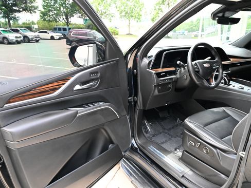 Used 2021 Cadillac Escalade ESV Premium Luxury AWD/4WD image 15