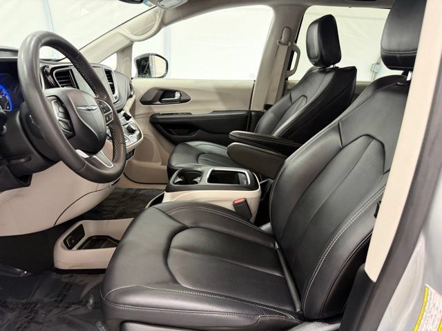 Used 2024 Chrysler Pacifica Touring-L AWD/4WD image 13