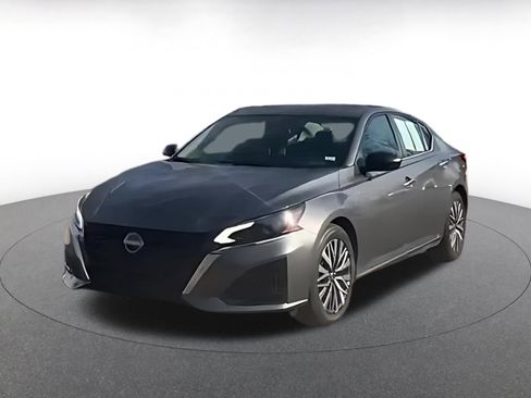 Used 2025 Nissan Altima 2.5 SV image 2