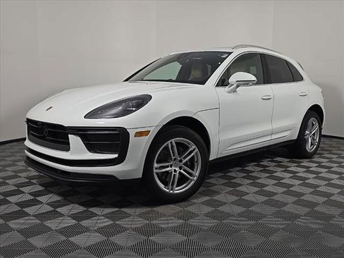 Certified 2025 Porsche Macan image 1