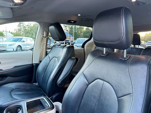Used 2022 Chrysler Pacifica Touring-L FWD image 8