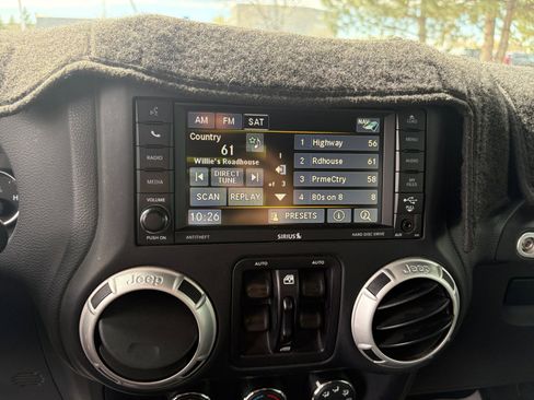 Used 2016 Jeep Wrangler Unlimited Rubicon w/ Connectivity Group AWD/4WD image 28