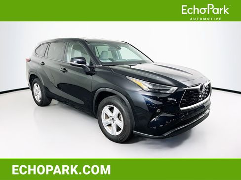 Used 2024 Toyota Highlander LE image 1
