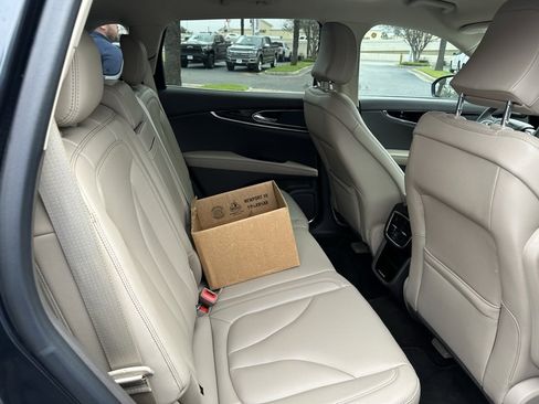 Used 2022 Lincoln Nautilus FWD w/ Premium Package image 20