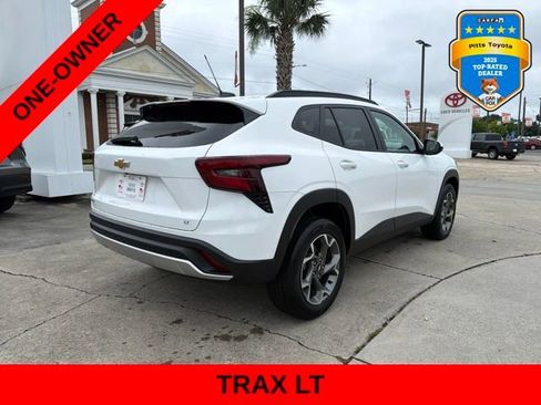 Used 2025 Chevrolet Trax LT FWD image 5