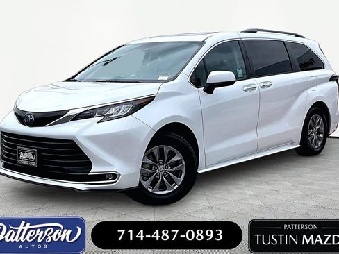 Used 2023 Toyota Sienna XLE FWD image 1