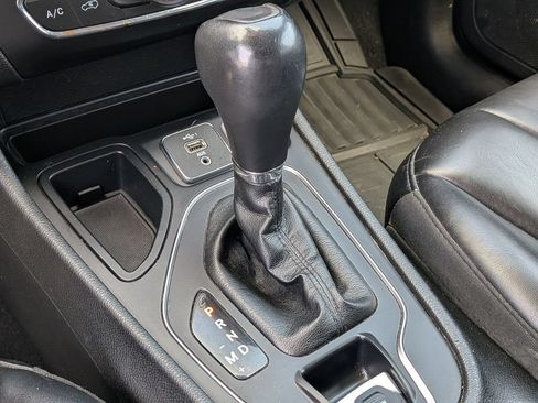 Used 2019 Jeep Cherokee Latitude Plus FWD image 23