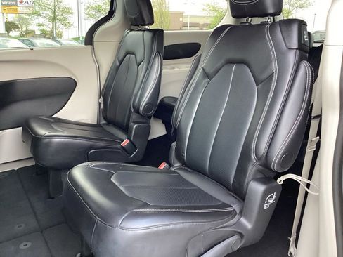 Used 2024 Chrysler Pacifica Touring-L FWD image 16