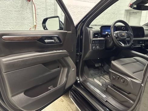 Used 2025 Chevrolet Tahoe Premier AWD/4WD image 13