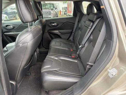 Used 2019 Jeep Cherokee Limited w/ Technology Group image 16