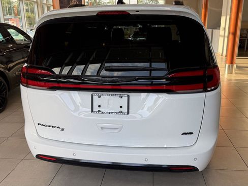 Used 2023 Chrysler Pacifica Touring-L w/ S Appearance Package AWD/4WD image 5
