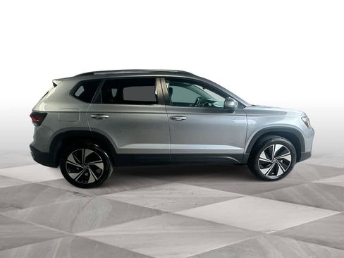 Used 2025 Volkswagen Taos SE AWD/4WD image 9