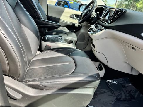 Used 2024 Chrysler Pacifica Touring-L FWD image 30