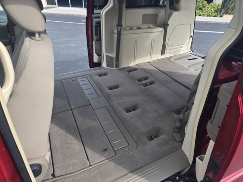 Used 2008 Chrysler Town & Country LX image 13