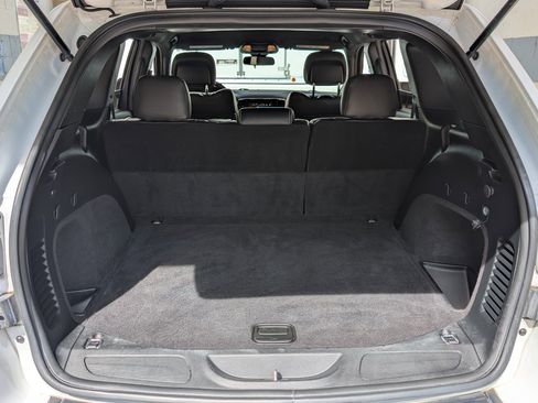 Used 2019 Jeep Grand Cherokee Laredo image 18