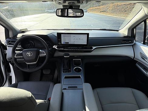 Used 2025 Toyota Sienna XLE image 10