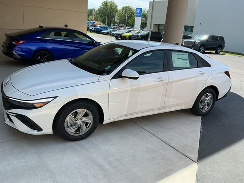New 2026 Hyundai Elantra SE FWD image 10