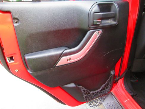 Used 2015 Jeep Wrangler Unlimited Sahara image 6