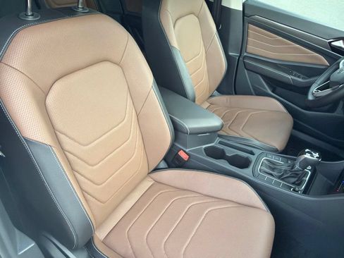 Used 2025 Volkswagen Jetta SEL FWD image 32