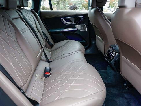 Used 2023 Mercedes-Benz EQE 500 4MATIC Sedan image 18