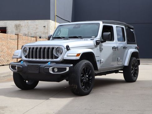 Used 2024 Jeep Wrangler Unlimited Sahara AWD/4WD image 2
