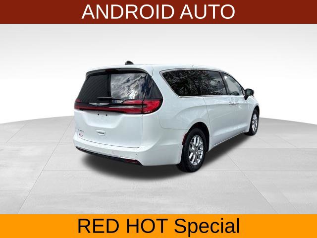 Used 2023 Chrysler Pacifica Touring FWD image 7