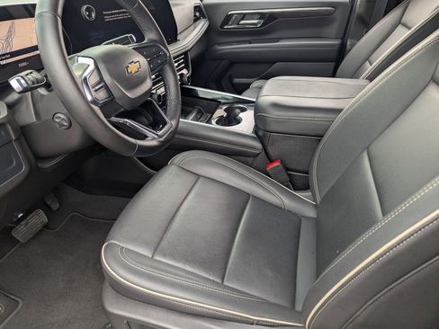 Certified 2025 Chevrolet Suburban Premier image 9