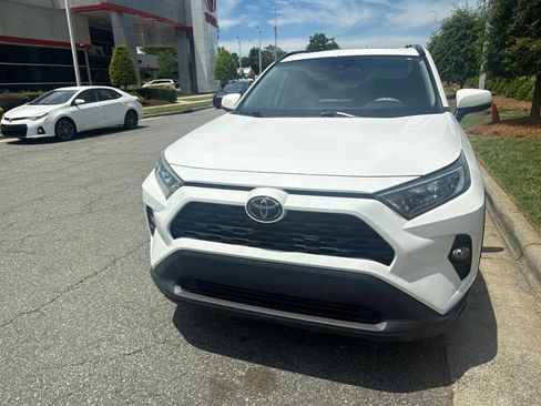 Used 2021 Toyota RAV4 XLE w/ Convenience Package FWD image 3