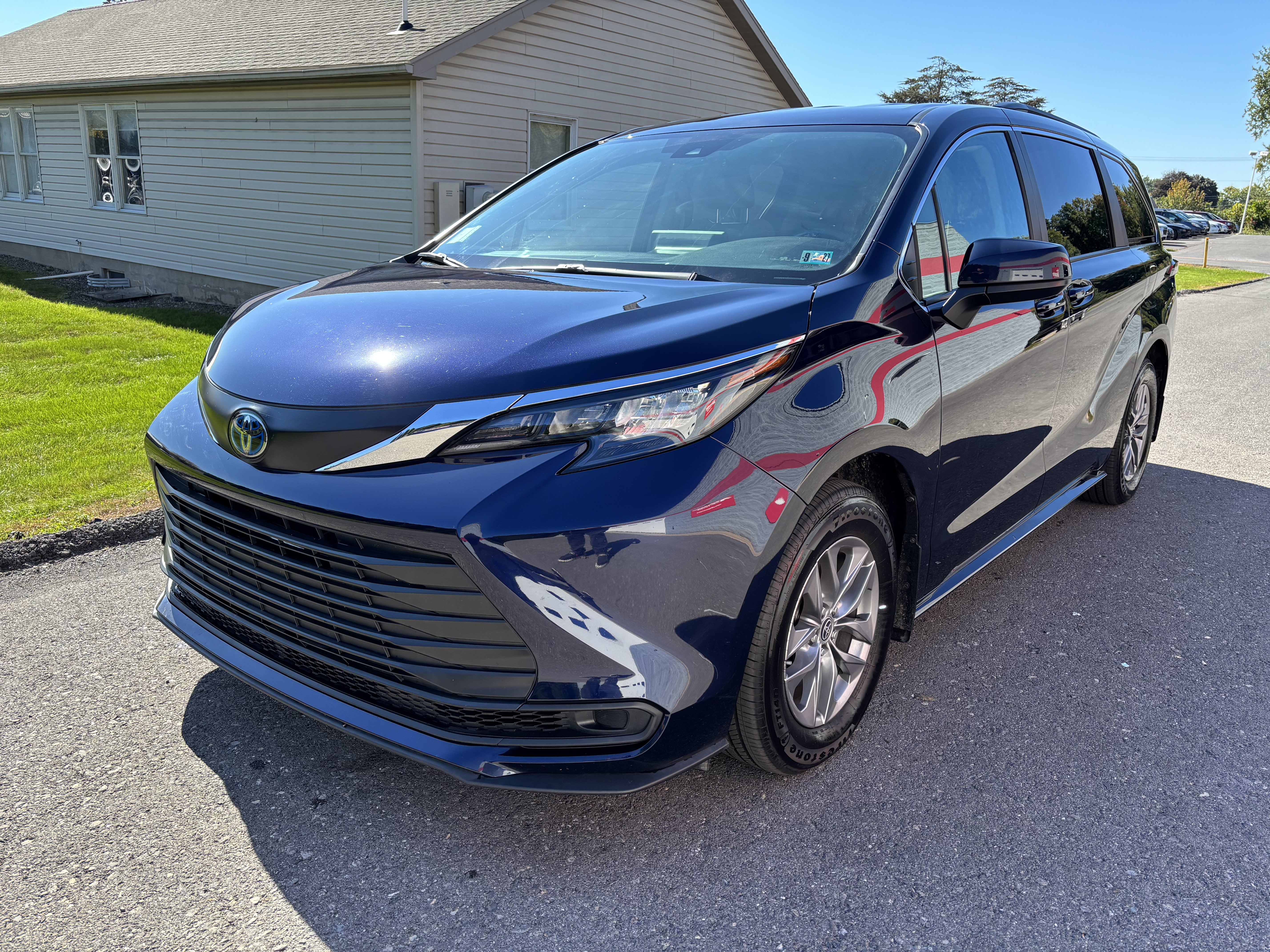 Used 2024 Toyota Sienna LE AWD/4WD image 8