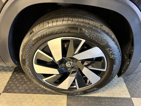 Certified 2025 Volkswagen Atlas Cross Sport SE FWD image 10