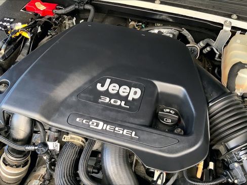 Used 2023 Jeep Wrangler Unlimited Sahara w/ LED Lighting Group AWD/4WD image 33