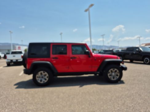 Used 2018 Jeep Wrangler Unlimited Rubicon w/ Connectivity Group AWD/4WD image 6