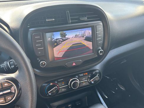 Used 2025 Kia Soul LX w/ LX Technology Package FWD image 20