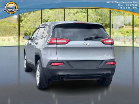 Used 2016 Jeep Cherokee Sport FWD image 3