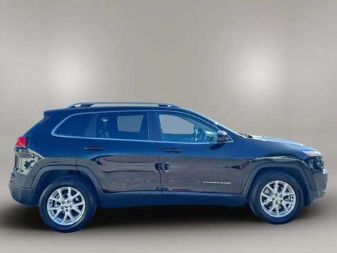 Used 2018 Jeep Cherokee Latitude Plus w/ Comfort/Convenience Group FWD image 5