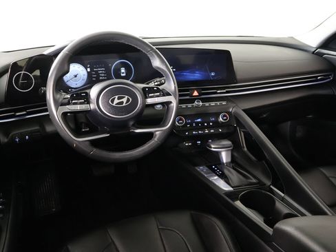 Certified 2025 Hyundai Elantra Limited FWD image 2