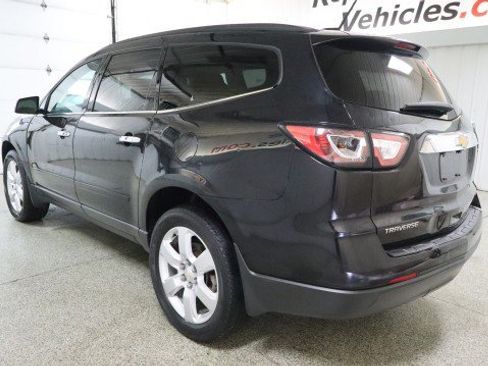 Used 2017 Chevrolet Traverse LT w/ Style and Technology Package FWD image 3