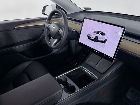 Used 2022 Tesla Model Y Long Range image 16