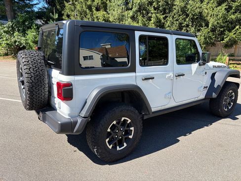 Used 2025 Jeep Wrangler Unlimited Rubicon AWD/4WD image 9